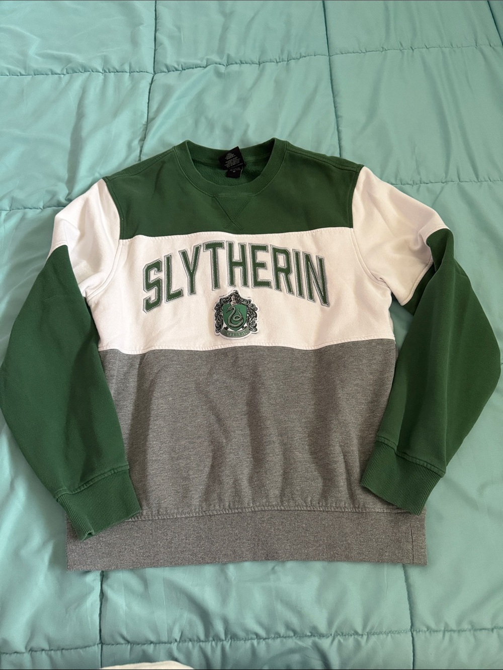 Slytherin™ Color Block Crew Neck Sweatshirt